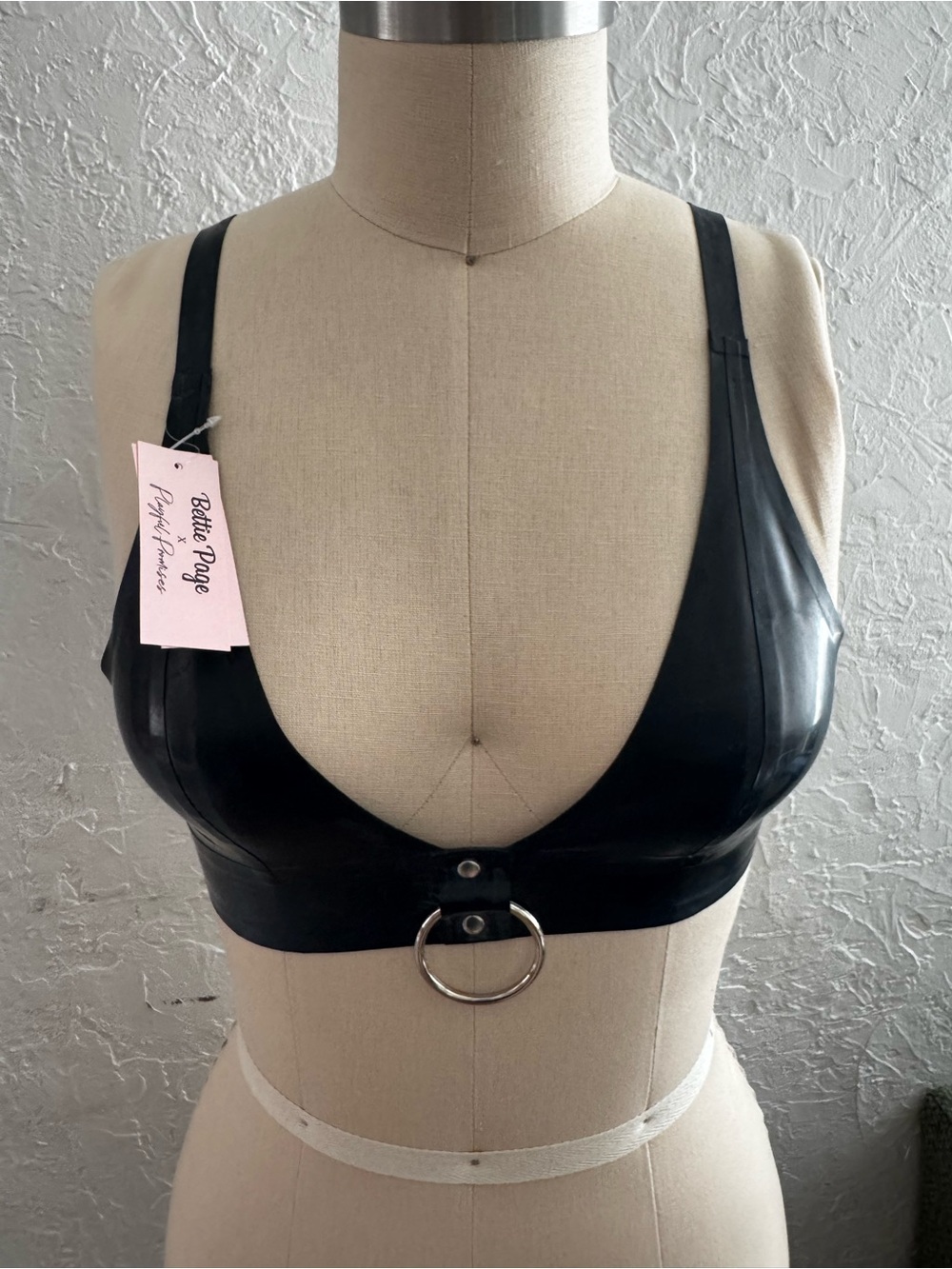 Bettie Page latex bralette and pencil skirt with ring detail - Picture 11 of 12